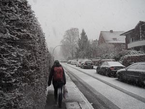 roter Pünktchenrucksack im Schnee