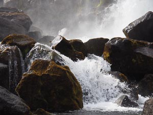 am Fuß des Wasserfalls