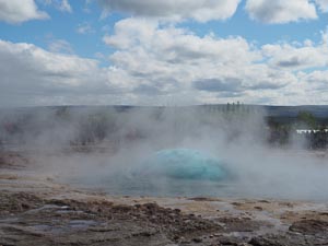 Strokkur Geysir vor der Explosion