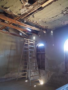 Leiter zur Deckenreparatur