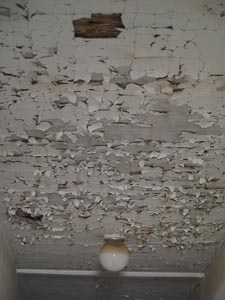 abblätternde Decke